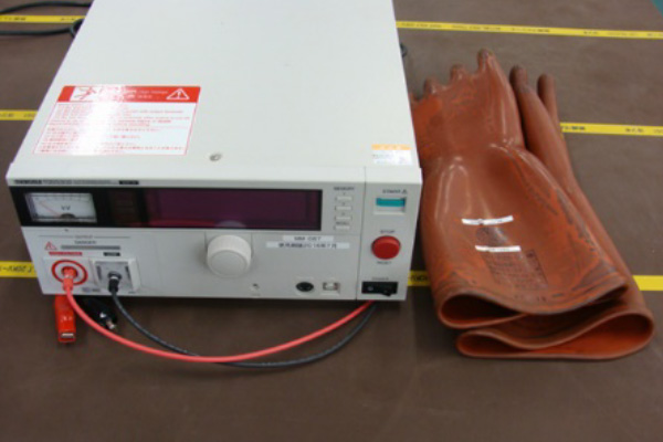 耐電圧試験機写真

